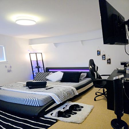 Cozy Stylish Black & White Design Room In The Heart Of Vancouver! Private Parking, Self Check-In & Just 4 Mins To Metrotown! מראה חיצוני תמונה