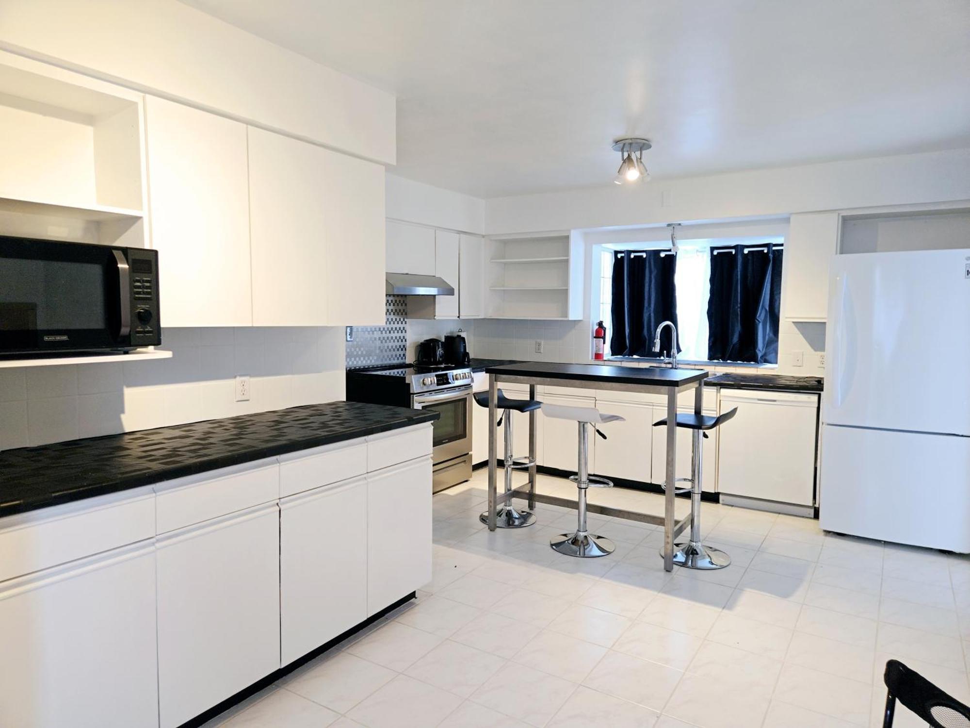 Cozy Stylish Black & White Design Room In The Heart Of Vancouver! Private Parking, Self Check-In & Just 4 Mins To Metrotown! מראה חיצוני תמונה