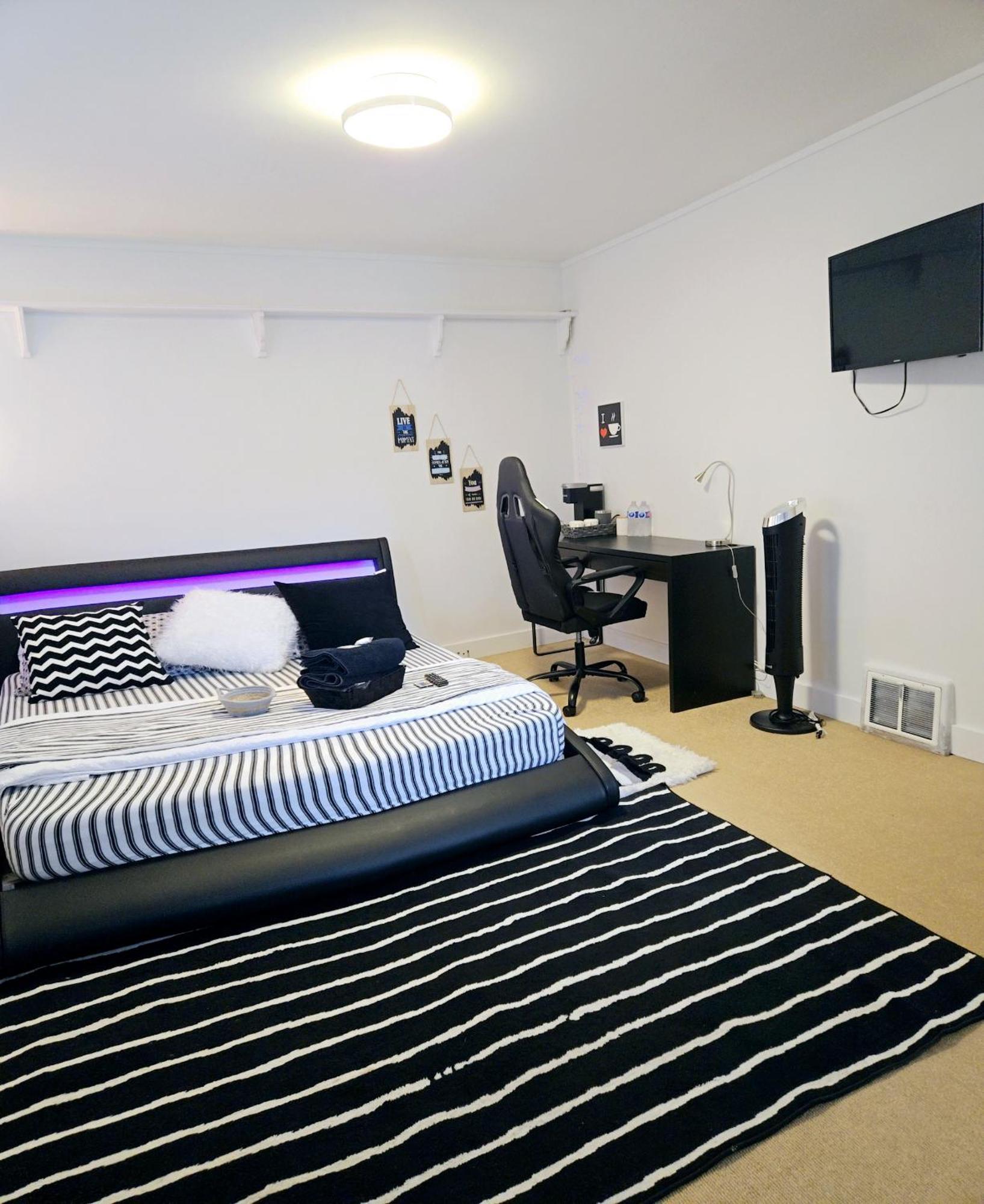 Cozy Stylish Black & White Design Room In The Heart Of Vancouver! Private Parking, Self Check-In & Just 4 Mins To Metrotown! מראה חיצוני תמונה