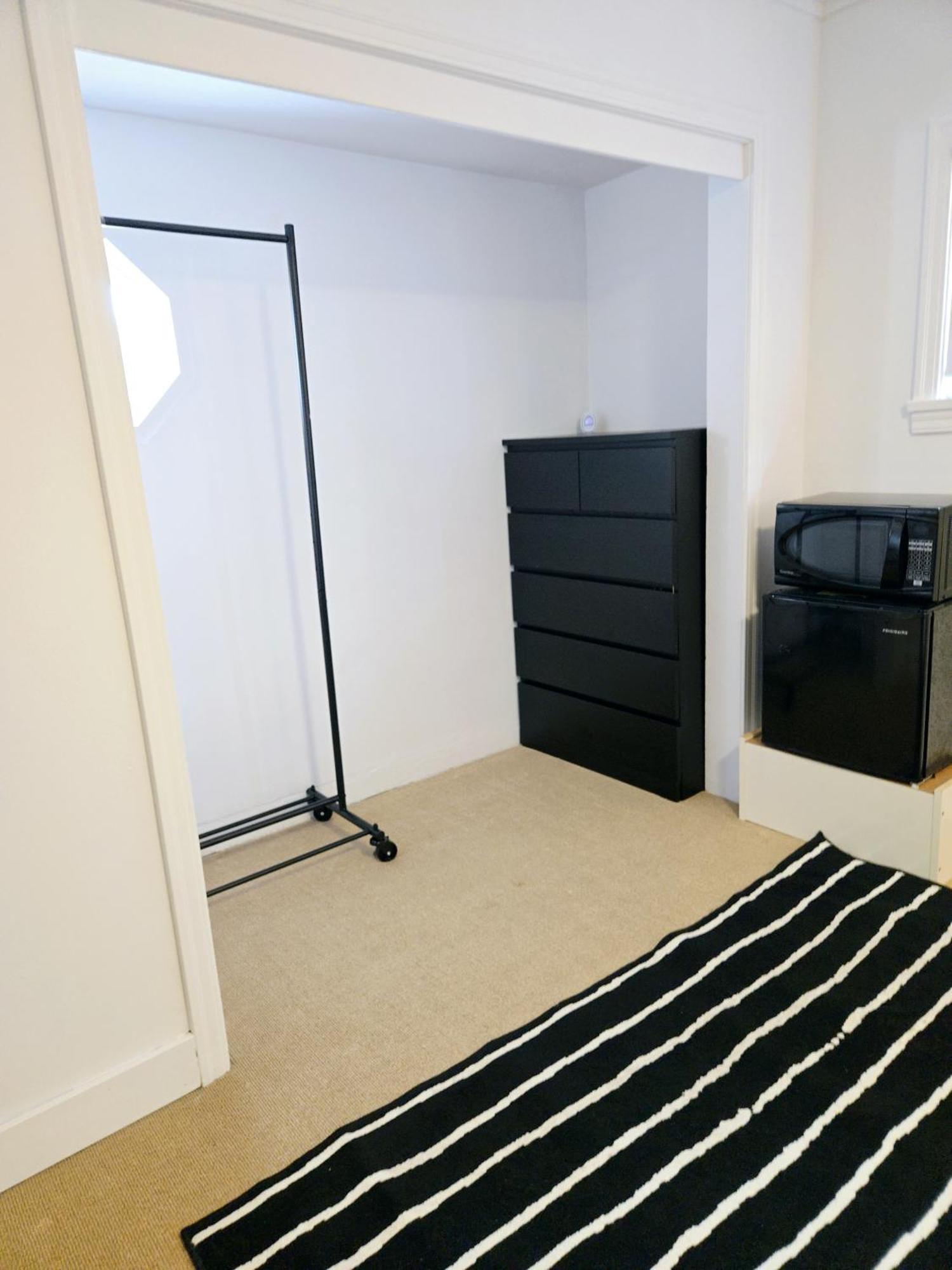 Cozy Stylish Black & White Design Room In The Heart Of Vancouver! Private Parking, Self Check-In & Just 4 Mins To Metrotown! מראה חיצוני תמונה