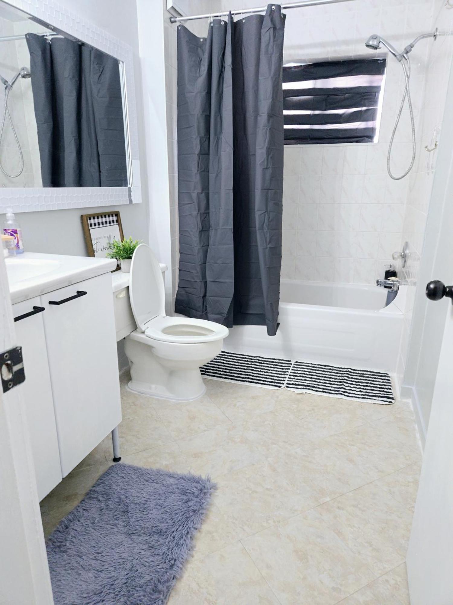 Cozy Stylish Black & White Design Room In The Heart Of Vancouver! Private Parking, Self Check-In & Just 4 Mins To Metrotown! מראה חיצוני תמונה