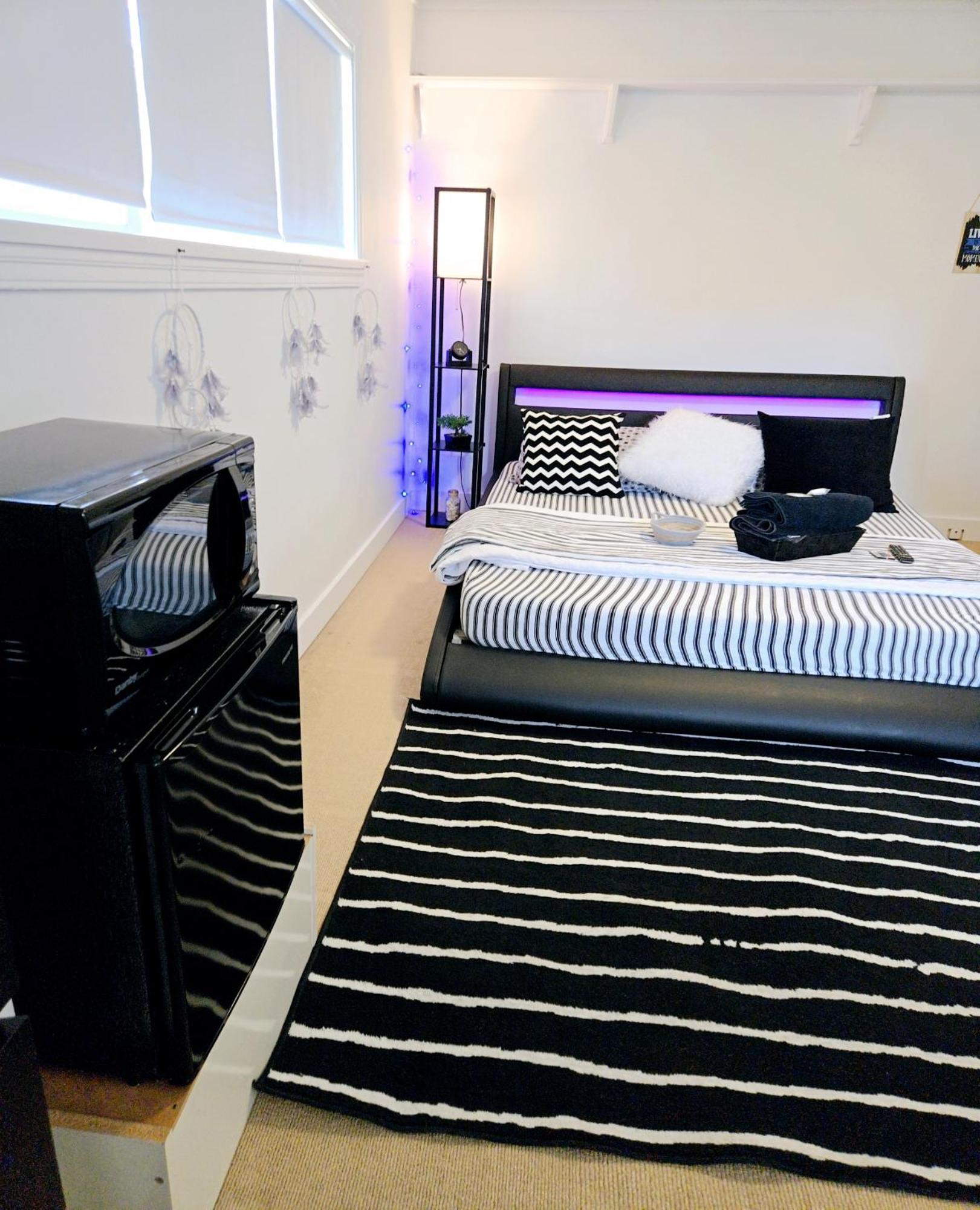Cozy Stylish Black & White Design Room In The Heart Of Vancouver! Private Parking, Self Check-In & Just 4 Mins To Metrotown! מראה חיצוני תמונה