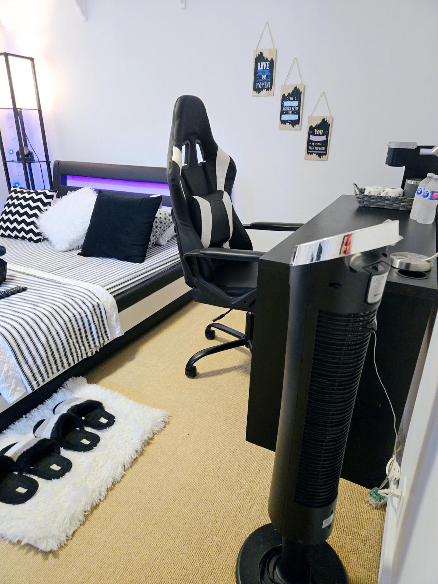 Cozy Stylish Black & White Design Room In The Heart Of Vancouver! Private Parking, Self Check-In & Just 4 Mins To Metrotown! מראה חיצוני תמונה