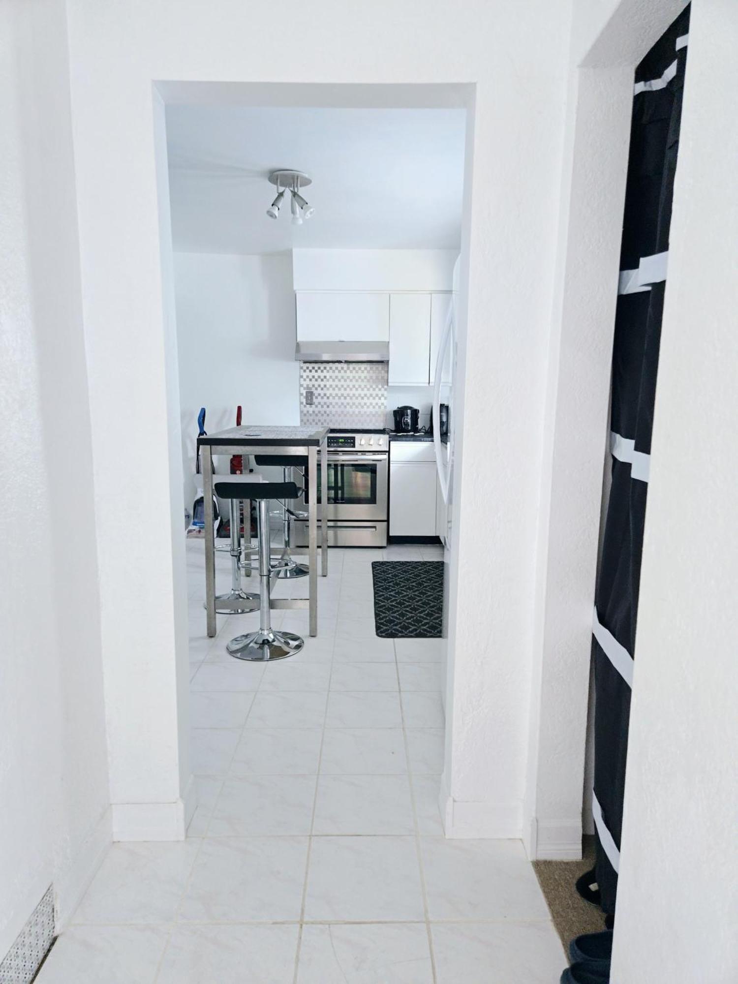Cozy Stylish Black & White Design Room In The Heart Of Vancouver! Private Parking, Self Check-In & Just 4 Mins To Metrotown! מראה חיצוני תמונה