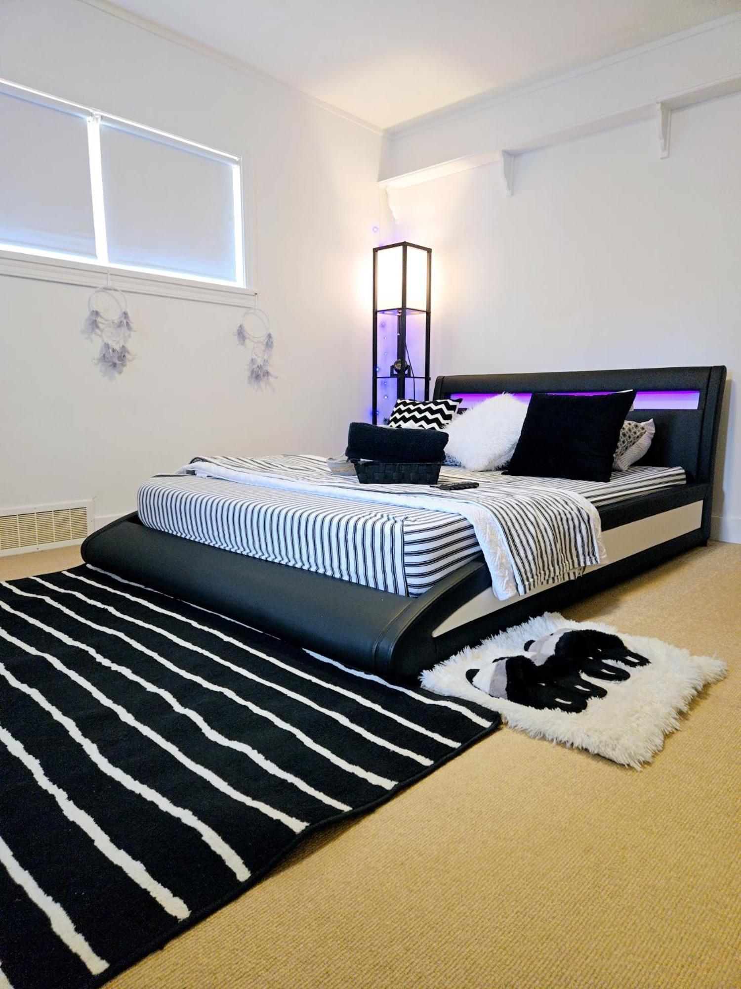 Cozy Stylish Black & White Design Room In The Heart Of Vancouver! Private Parking, Self Check-In & Just 4 Mins To Metrotown! מראה חיצוני תמונה