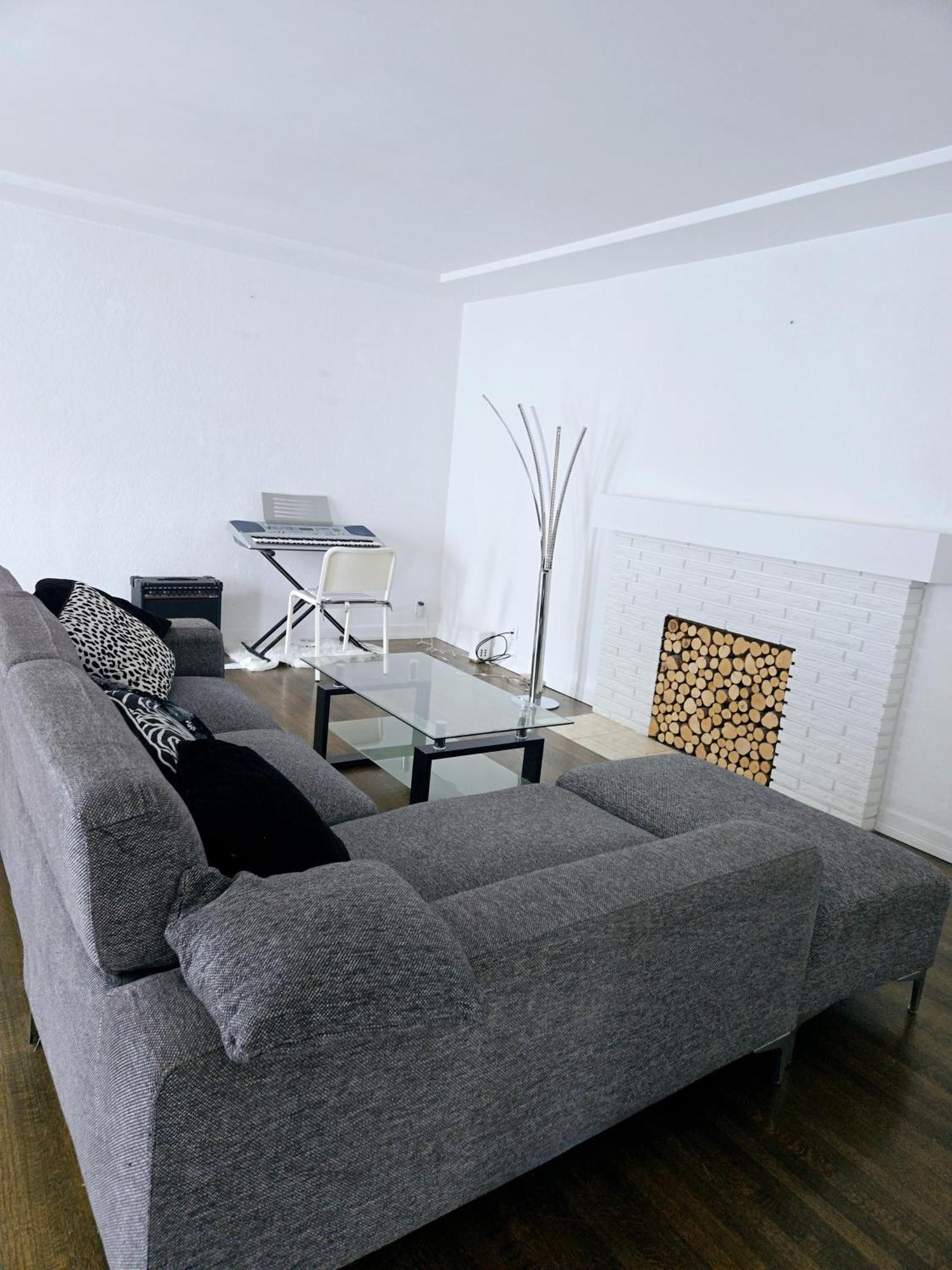 Cozy Stylish Black & White Design Room In The Heart Of Vancouver! Private Parking, Self Check-In & Just 4 Mins To Metrotown! מראה חיצוני תמונה