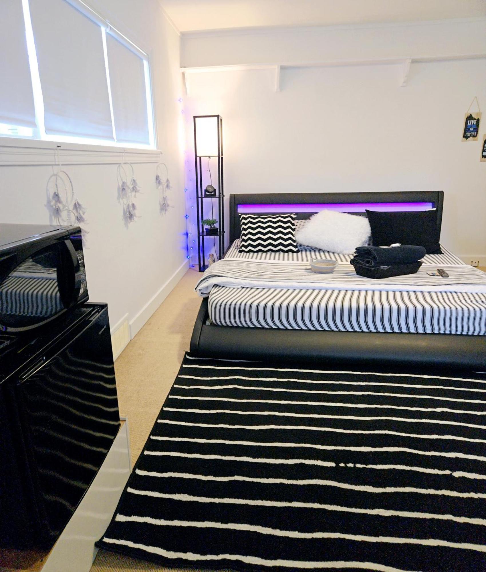 Cozy Stylish Black & White Design Room In The Heart Of Vancouver! Private Parking, Self Check-In & Just 4 Mins To Metrotown! מראה חיצוני תמונה